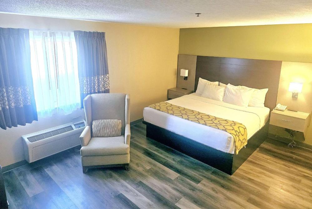 King Room - Non-Smoking interior